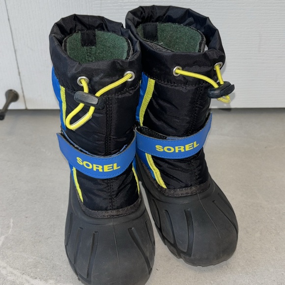 Kids SOREL winter boots worn for only one season - Picture 11 of 11